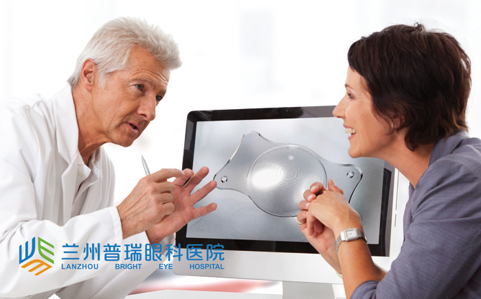 三焦點(diǎn)晶體：看報(bào)、打球、看風(fēng)景視力都很清晰