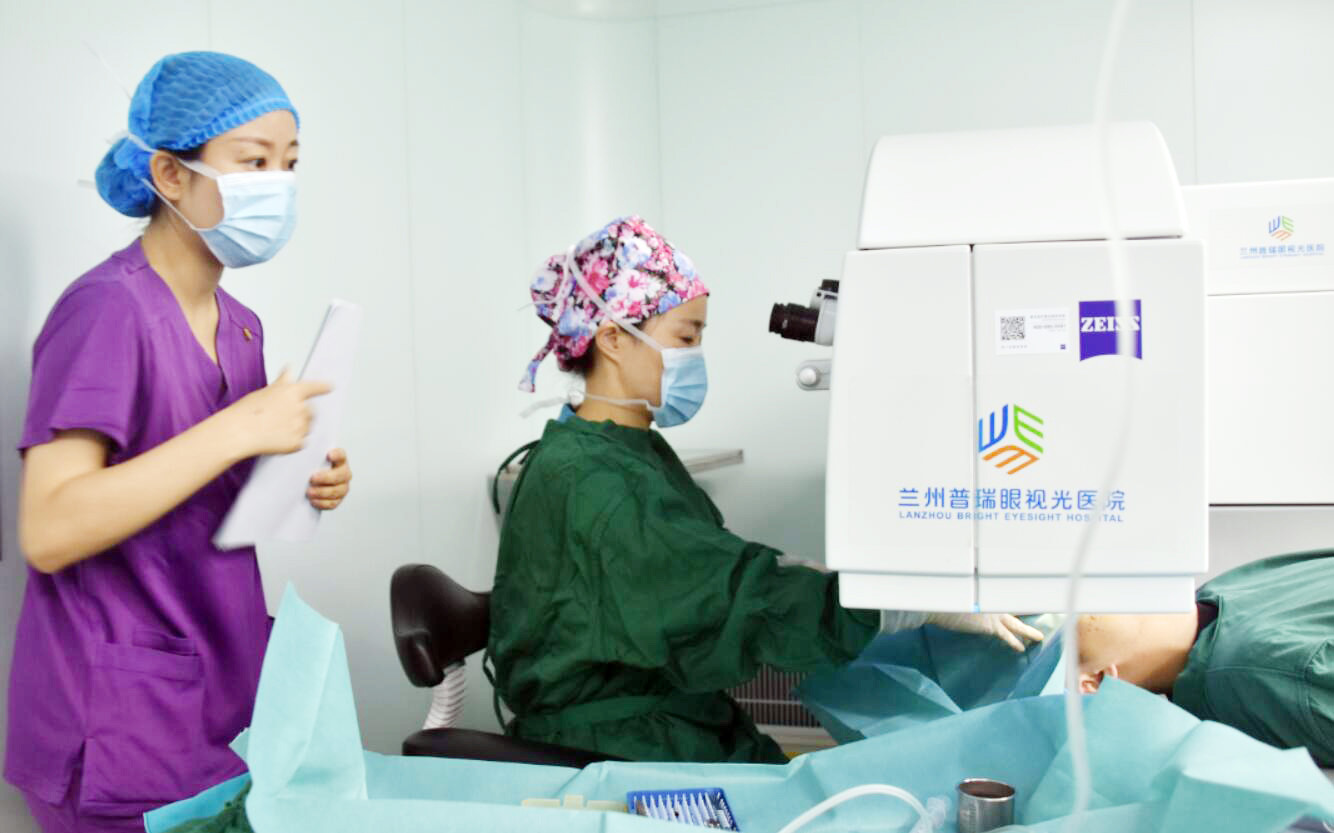 蘭州寒假摘鏡總動員，雙眼近視眼手術(shù)30秒后看清